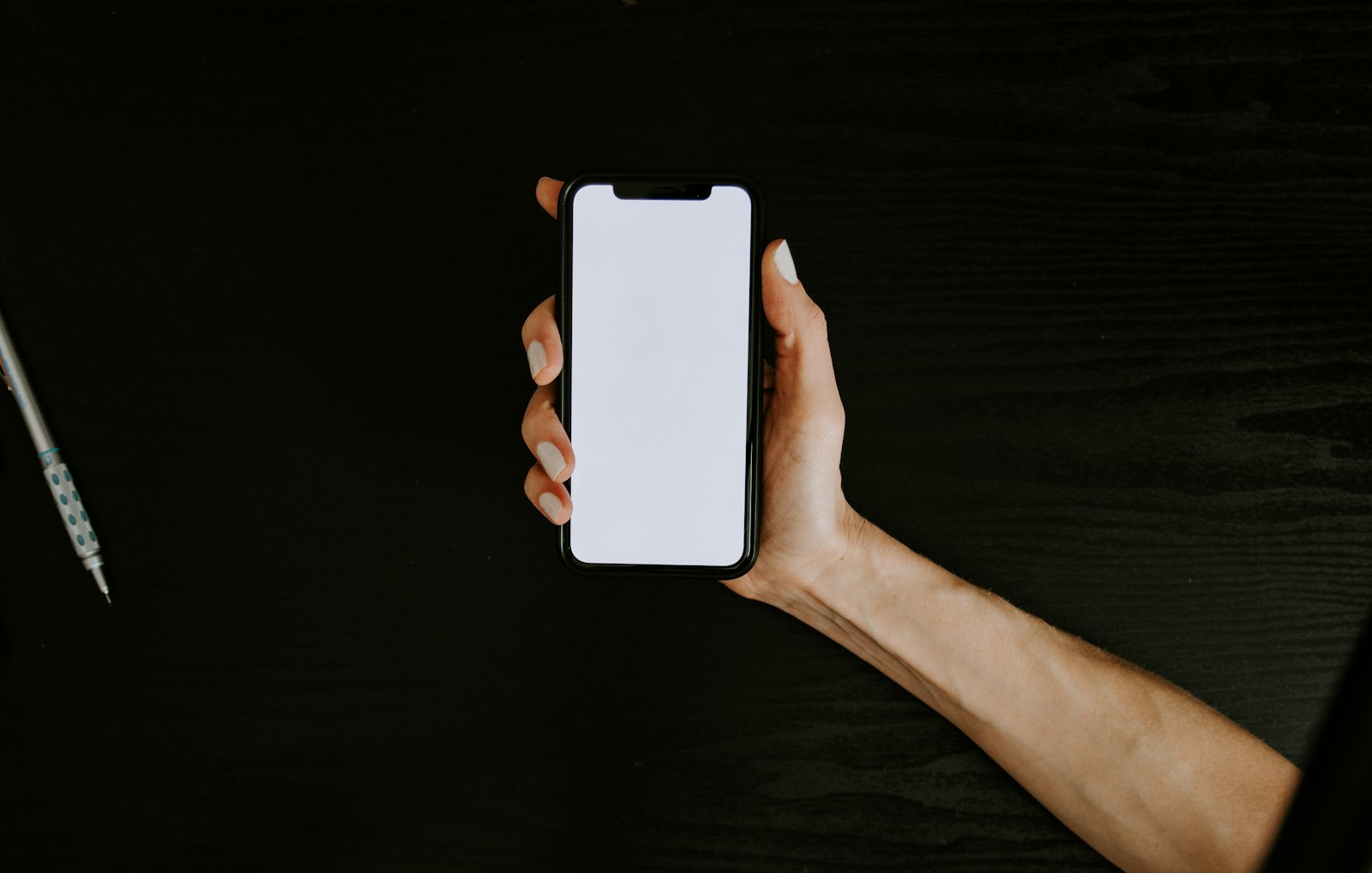 Hand som håller en mobiltelefon